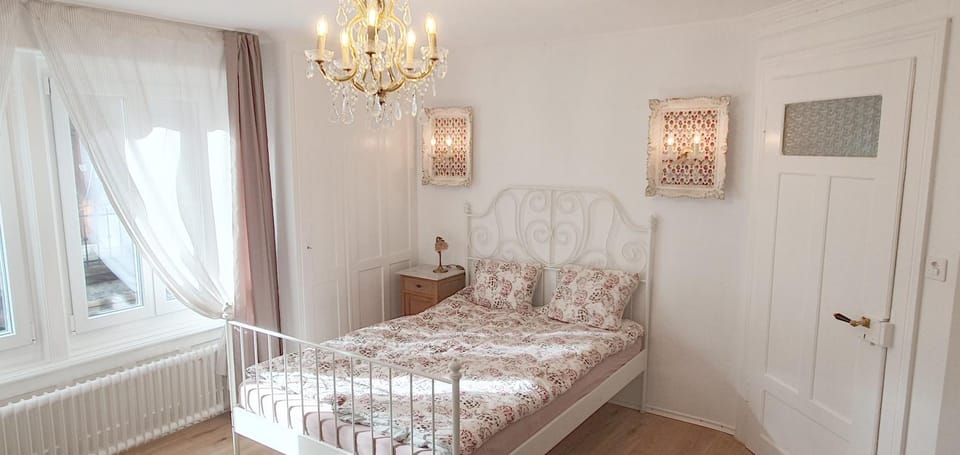 Bed, View (from property/room), Living room, Photo of the whole room, Decorative detail, Bedroom, furniture, internet