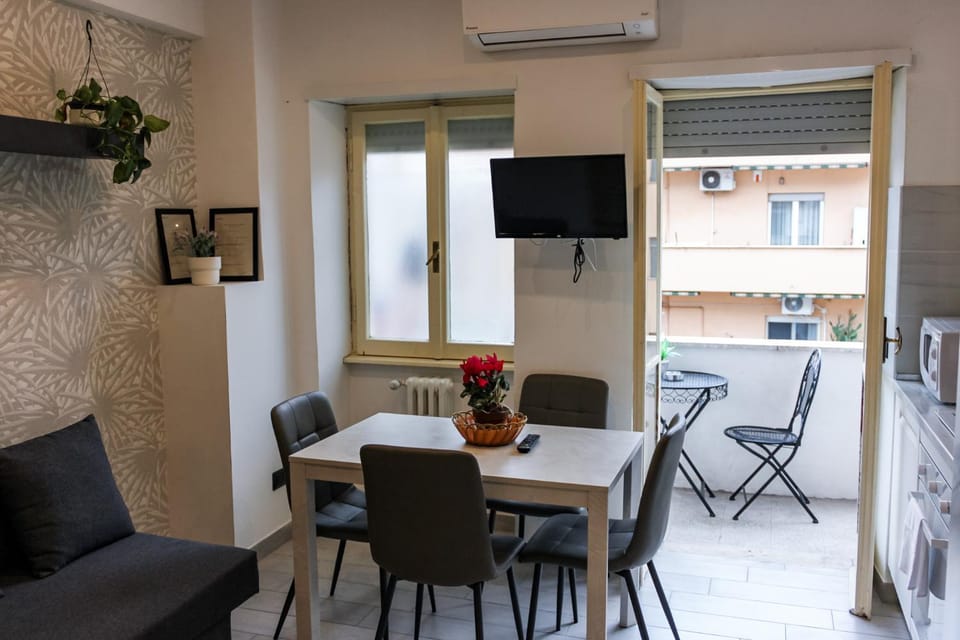 Communal lounge/ TV room, Balcony/Terrace, Dining area, kitchen, air conditioner
