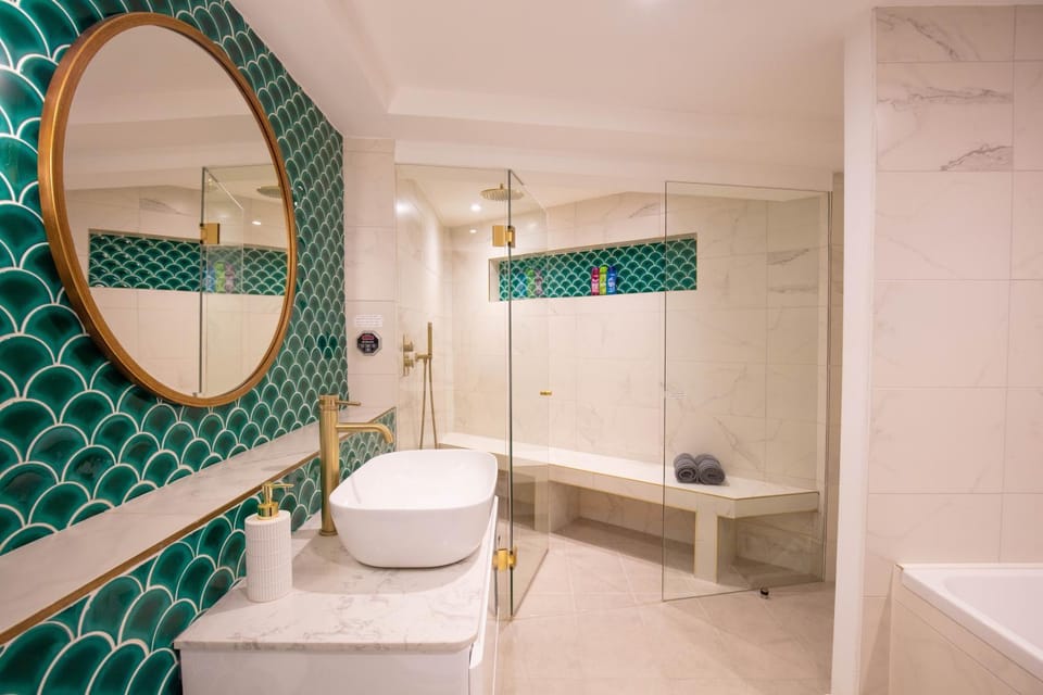 Hidden Retreat with Steam room, KING bed near tube Apartment in London Borough of Southwark