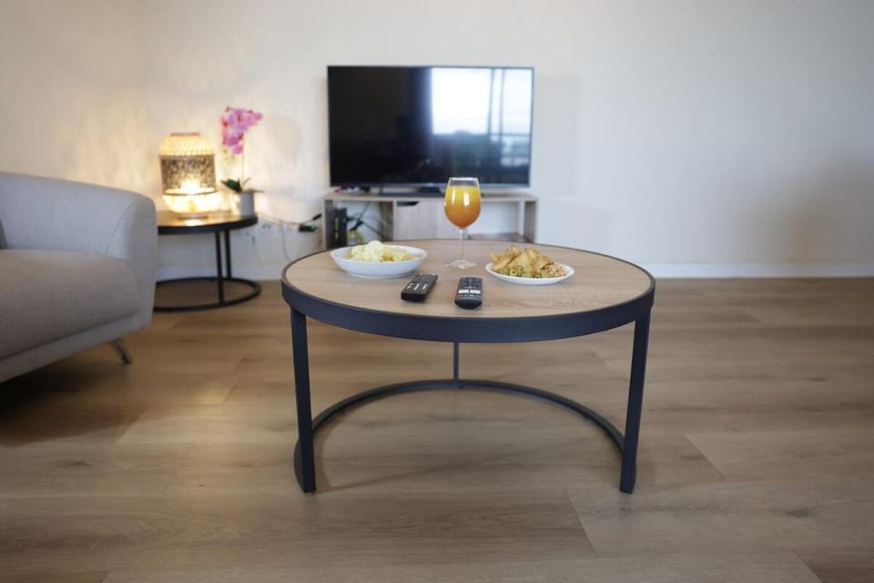 TV and multimedia, Living room, Lounge or bar, Food and drinks, Seating area, Food, Drinks
