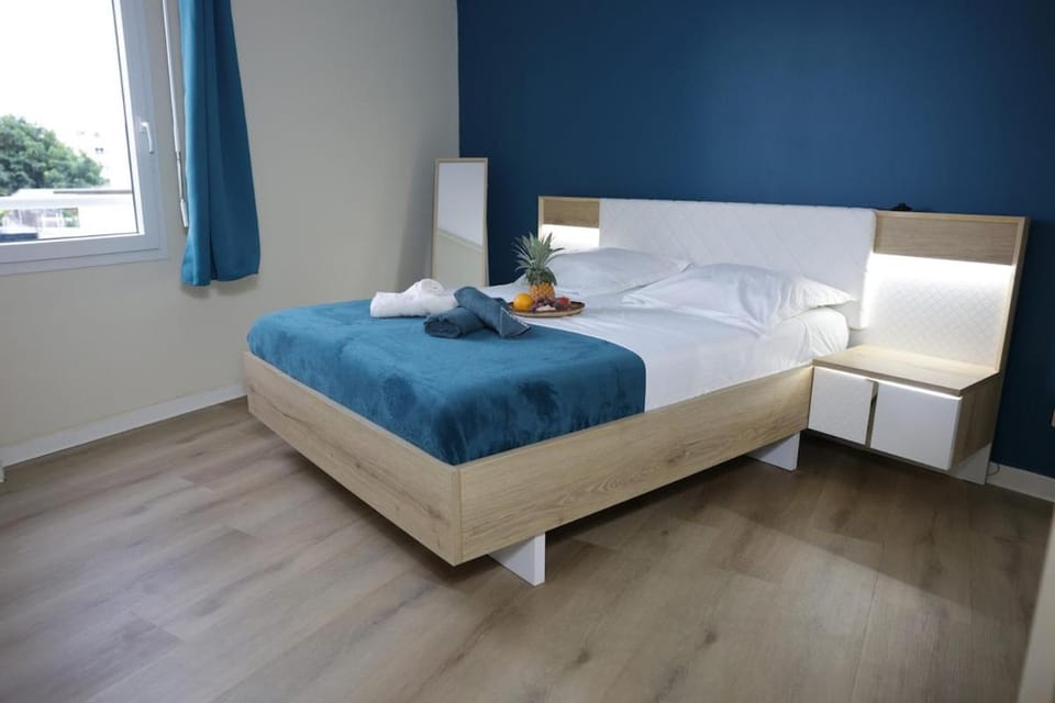 Bed, Photo of the whole room, Bedroom, towels