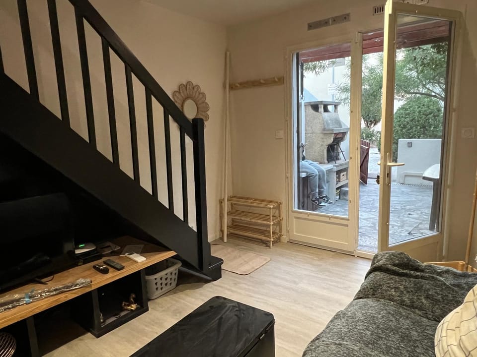 Bed, TV and multimedia, Living room, Seating area