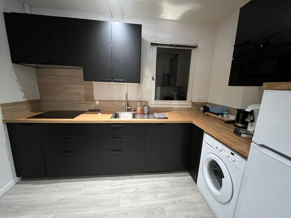 Kitchen or kitchenette, dishwasher, oven, washing machine