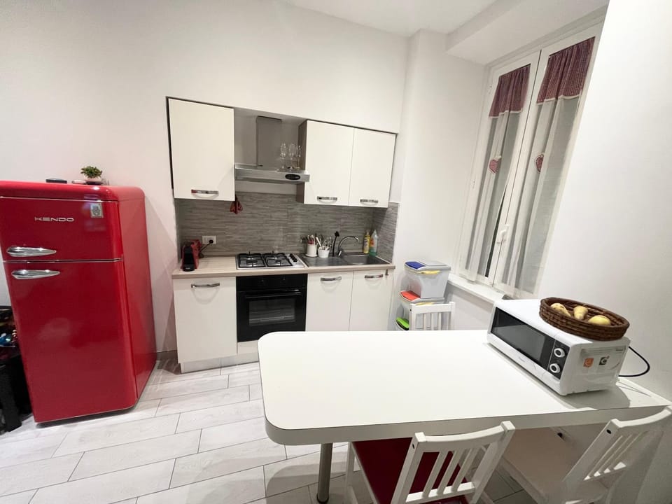 Kitchen or kitchenette, Dining area, oven, stove