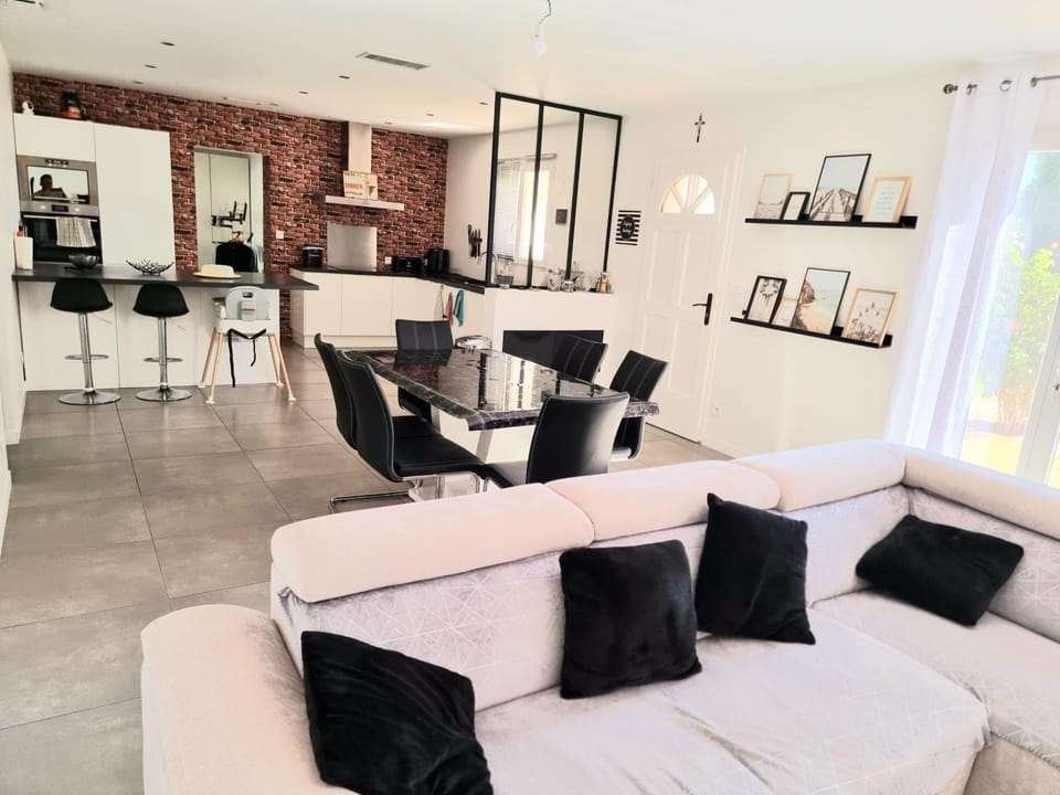 Kitchen or kitchenette, Living room, Seating area, Dining area