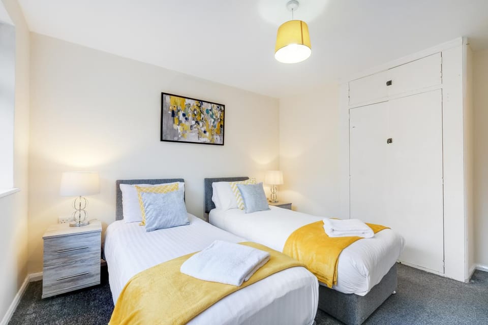High Wycombe 4 Bedroom House Sleeps 8 Parking - By Roost Accommodation Apartment in High Wycombe