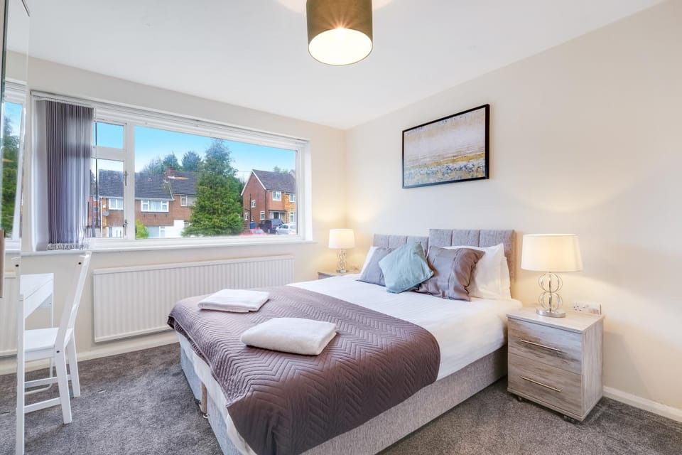 High Wycombe 4 Bedroom House Sleeps 8 Parking - By Roost Accommodation Apartment in High Wycombe