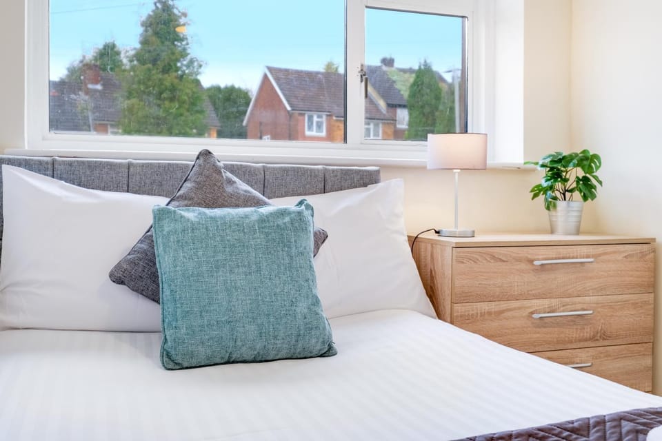High Wycombe 4 Bedroom House Sleeps 8 Parking - By Roost Accommodation Apartment in High Wycombe