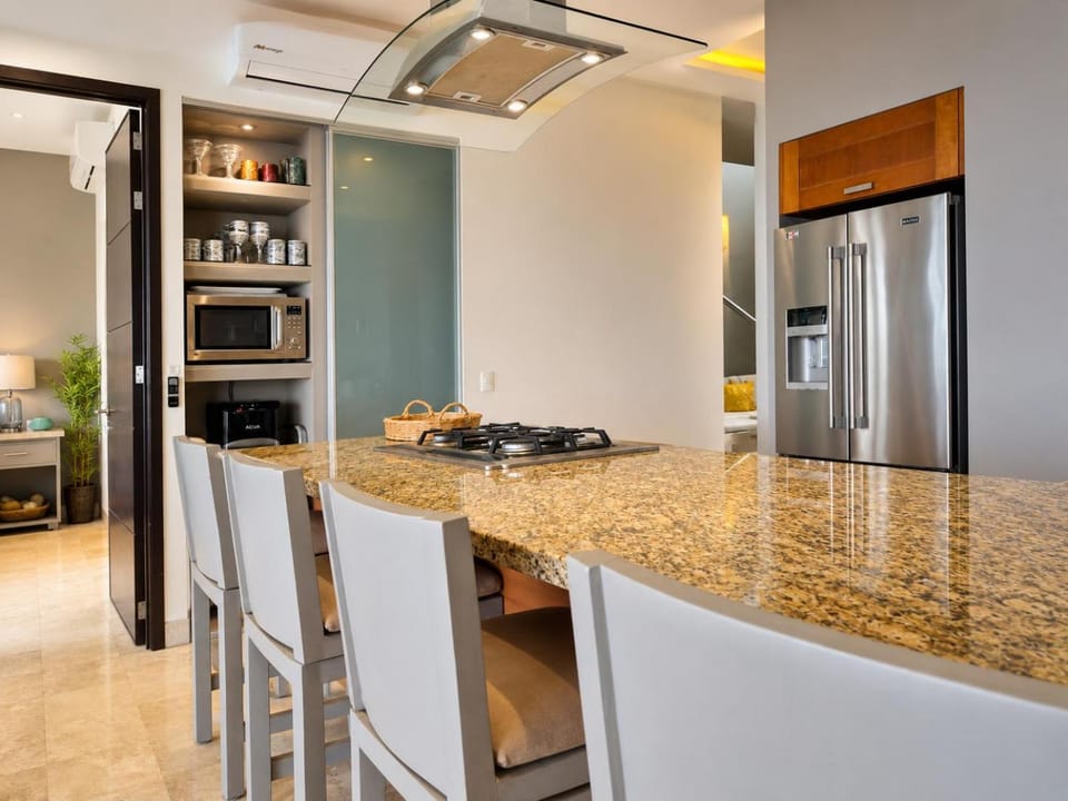 Kitchen or kitchenette, Dining area, oven, stove