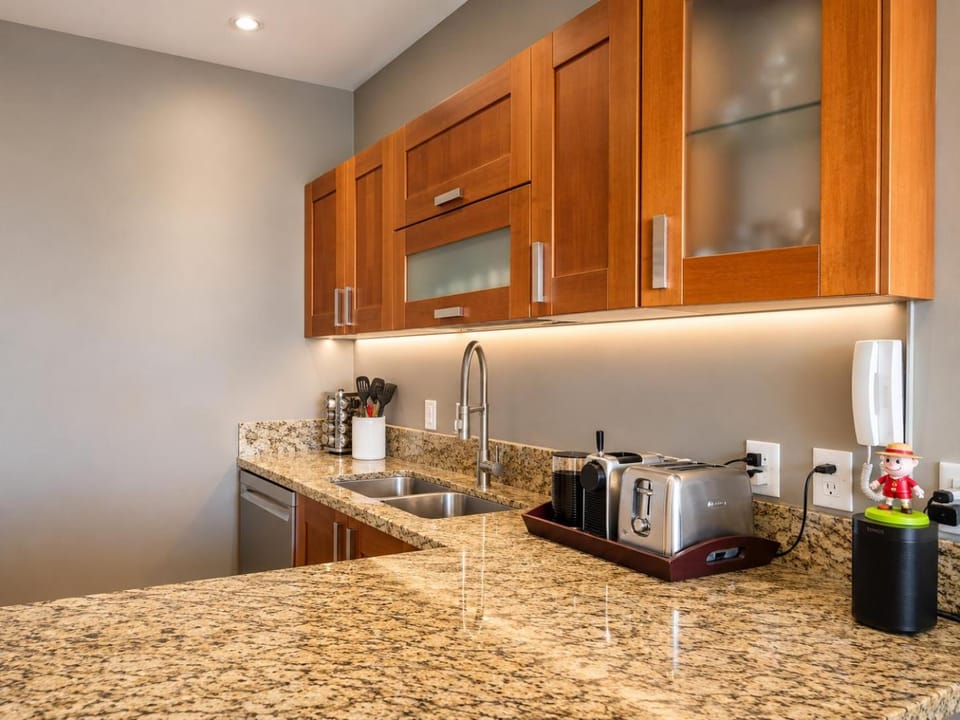 Coffee/tea facilities, Kitchen or kitchenette, dishwasher, oven, toaster