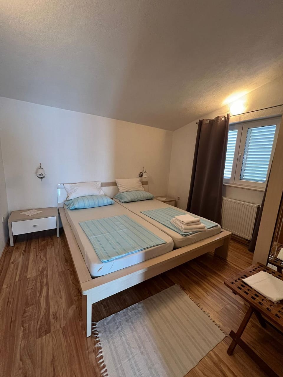 Bed, Bedroom, towels