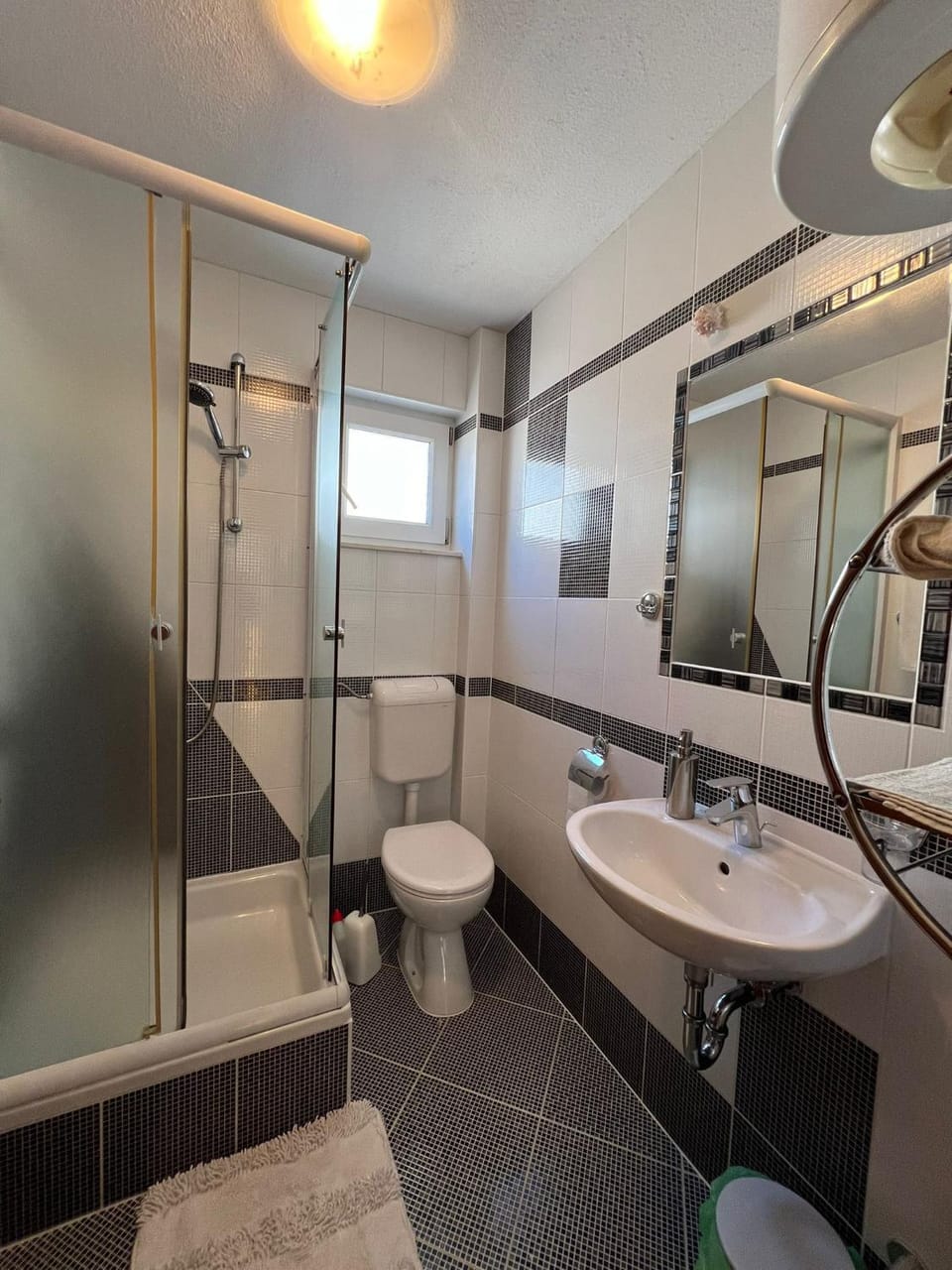 Shower, Toilet, Bathroom, towels
