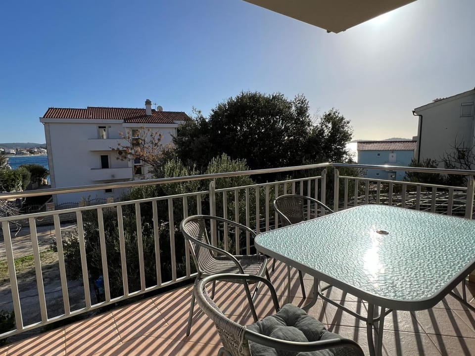 Day, Natural landscape, View (from property/room), Balcony/Terrace, Dining area, Sea view