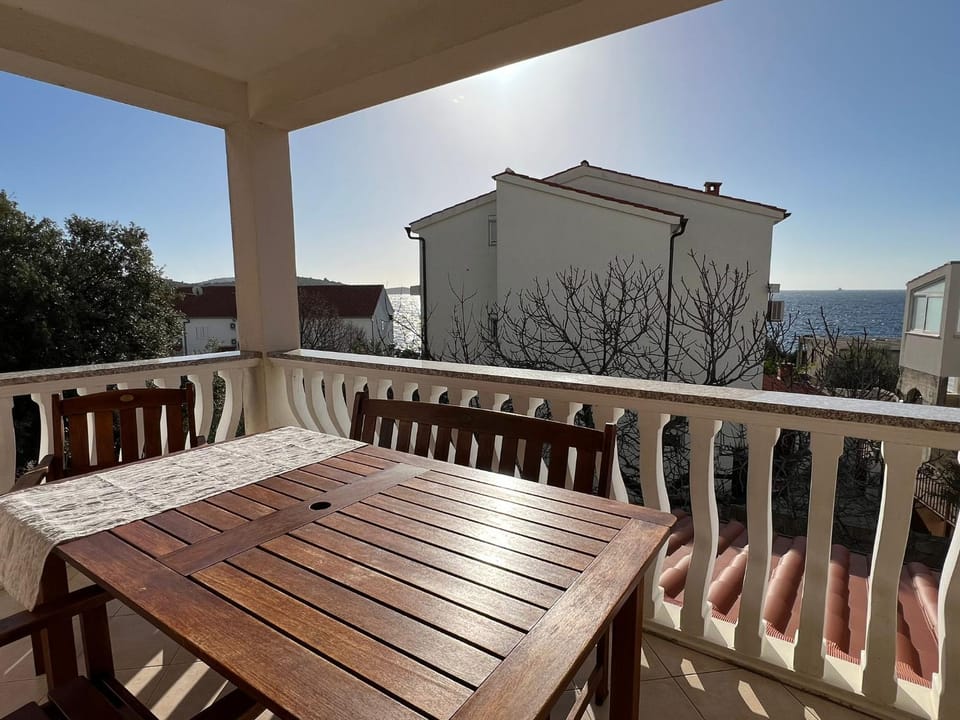 View (from property/room), Balcony/Terrace, Dining area