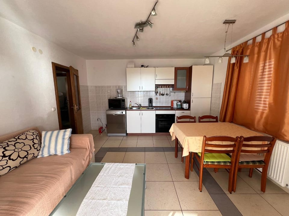 Kitchen or kitchenette, Living room, Seating area, Dining area, minibar, pet friendly, stove