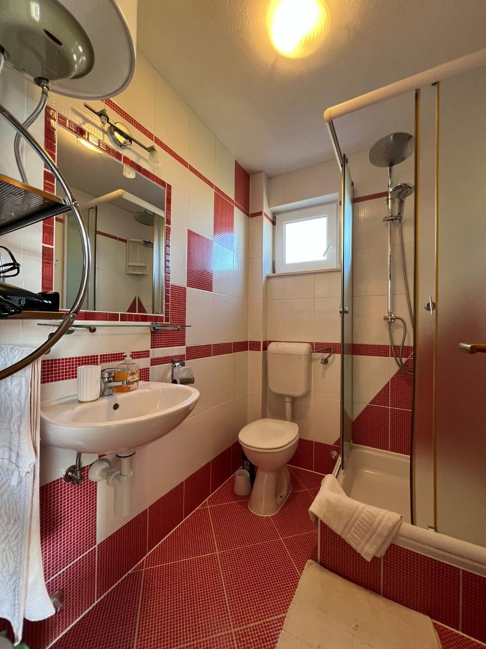 Shower, Toilet, Bathroom, towels