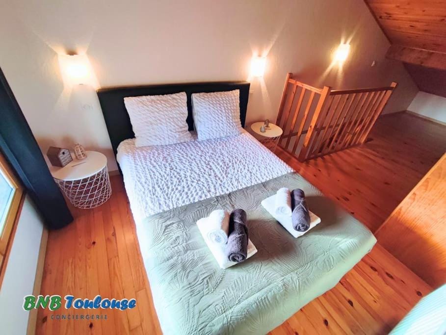 Bed, Photo of the whole room, Bedroom, towels