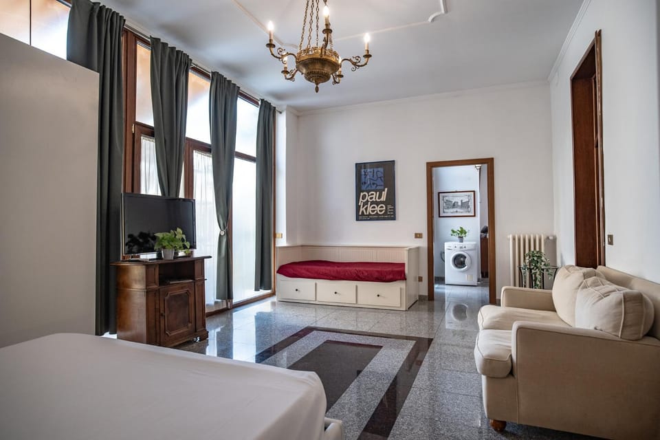 Bed, TV and multimedia, Living room, Photo of the whole room, Seating area, Bedroom