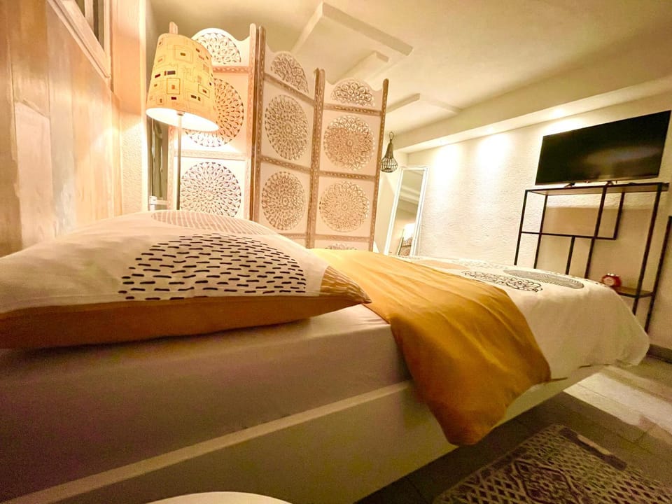 Communal lounge/ TV room, Bed, TV and multimedia, Photo of the whole room, Bedroom