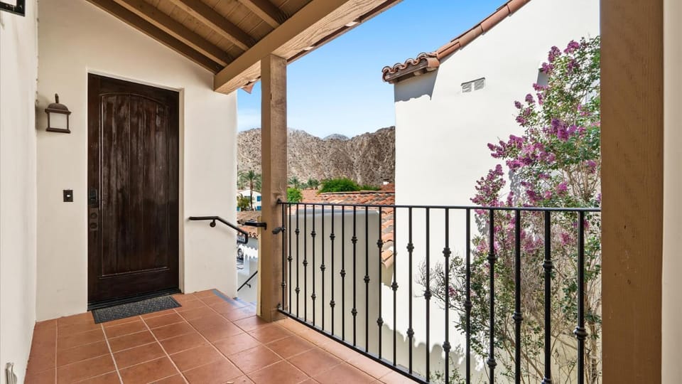 LV216 Upstairs 2 Bedroom Legacy Villas Lock-Off Apartment in Indian Wells