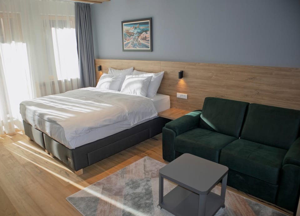 Bed, Seating area