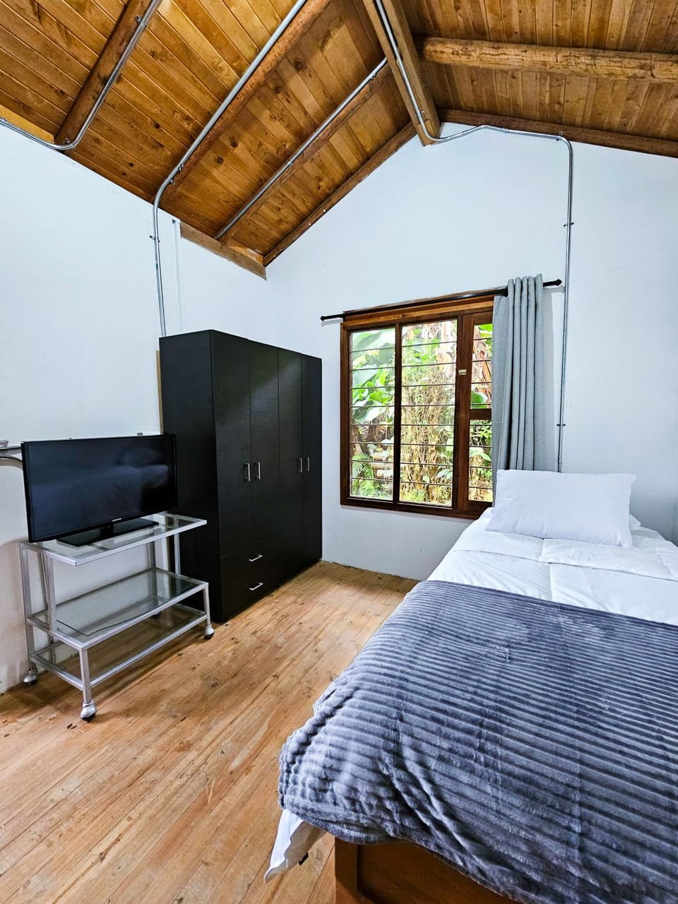 Bed, TV and multimedia, Photo of the whole room, Bedroom, hair dresser