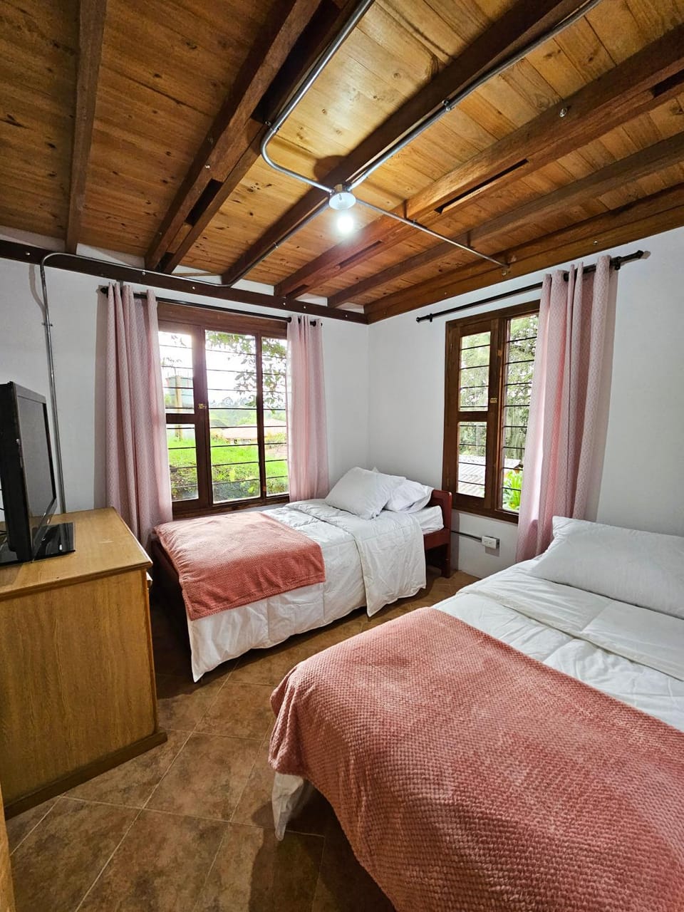 Bed, TV and multimedia, Photo of the whole room, Bedroom