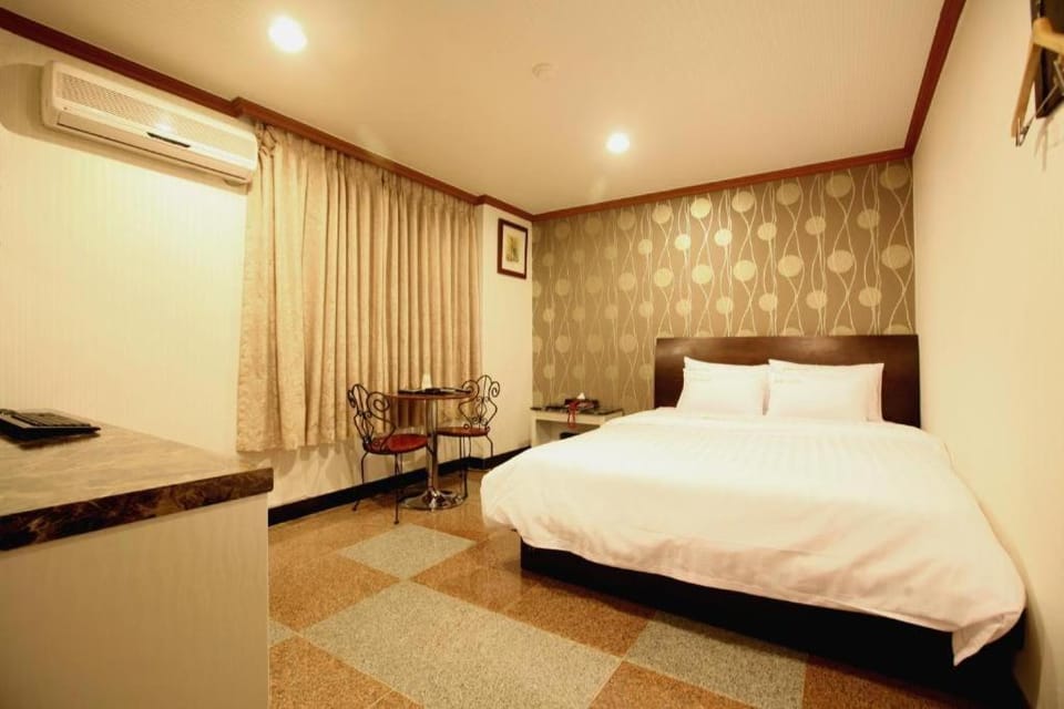 Bed, Photo of the whole room, air conditioner