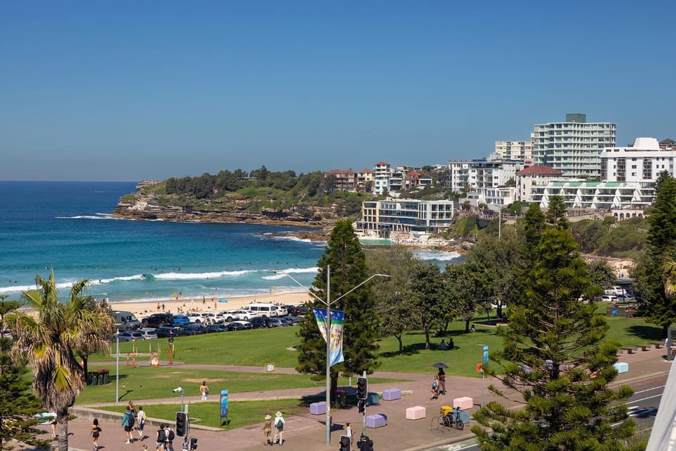 Bondi Beach Waves 2 Beachfront Apartment Apartment in Parking lot