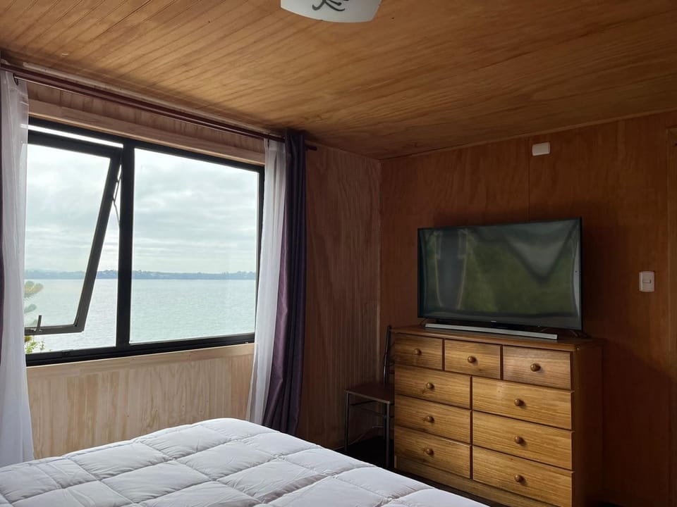 Bed, Natural landscape, TV and multimedia