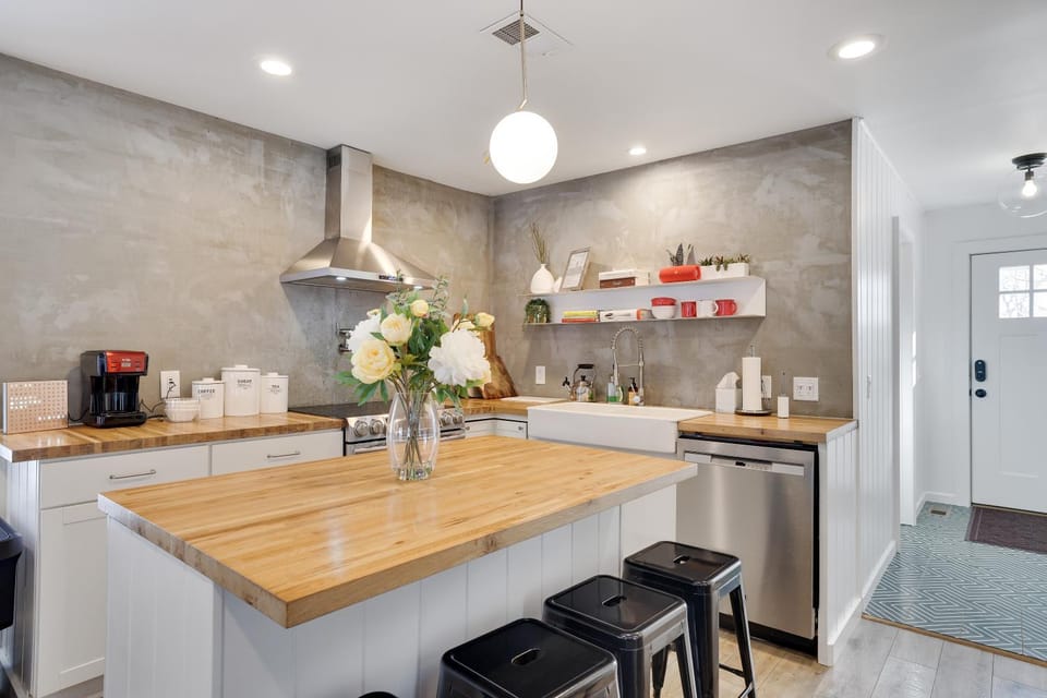 Coffee/tea facilities, Kitchen or kitchenette, dishwasher, oven, stove, toaster