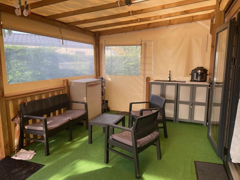 Restaurant/places to eat, Seating area