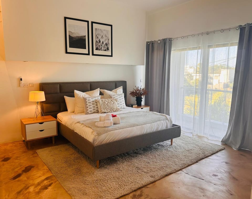 Photo of the whole room, Bedroom