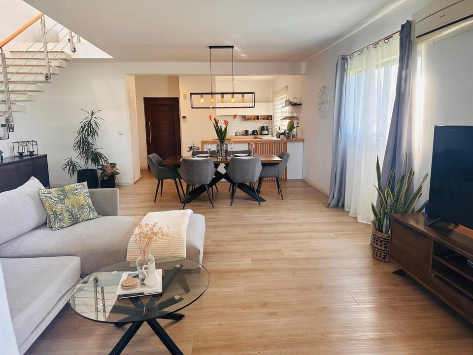 TV and multimedia, Living room, Seating area, Dining area
