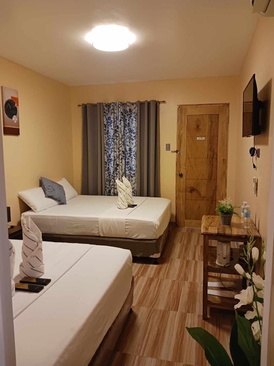 Bed, TV and multimedia, Photo of the whole room, Seating area, Bedroom, hair dresser