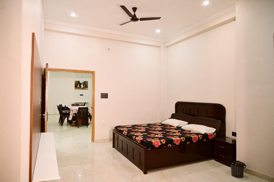 Bed, Photo of the whole room, Bedroom, Family, fireplace