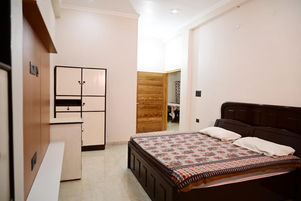 Bed, Photo of the whole room, Bedroom, internet, wardrobe, air conditioner
