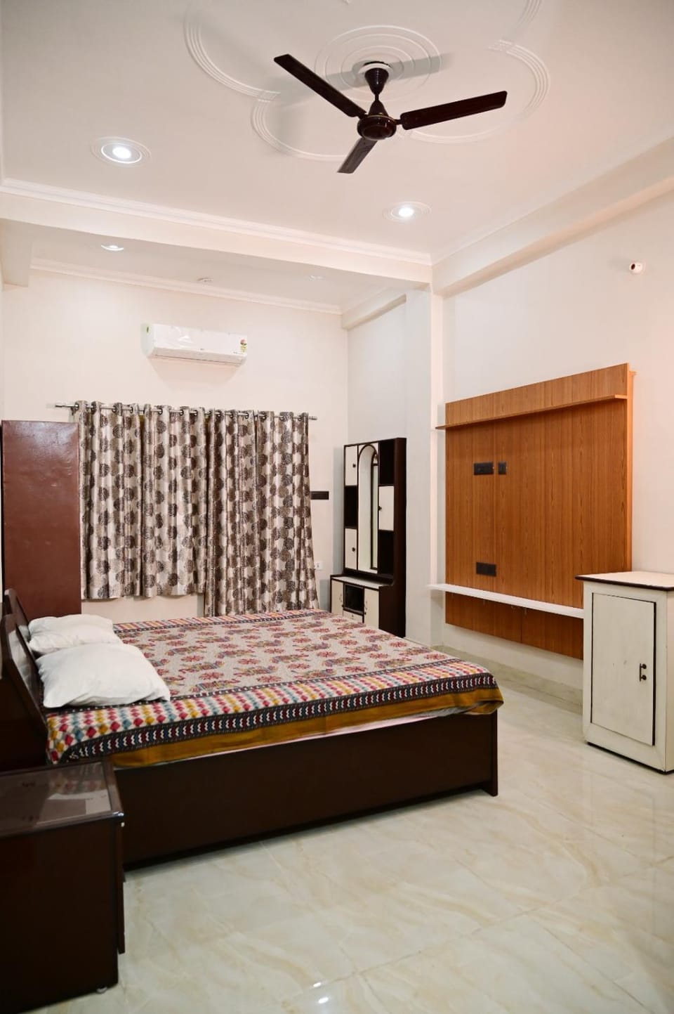 Bed, Balcony/Terrace, Photo of the whole room, Bedroom, fireplace, wardrobe, air conditioner
