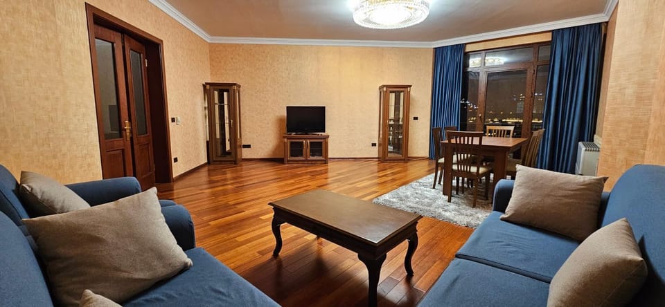TV and multimedia, Seating area, Dining area