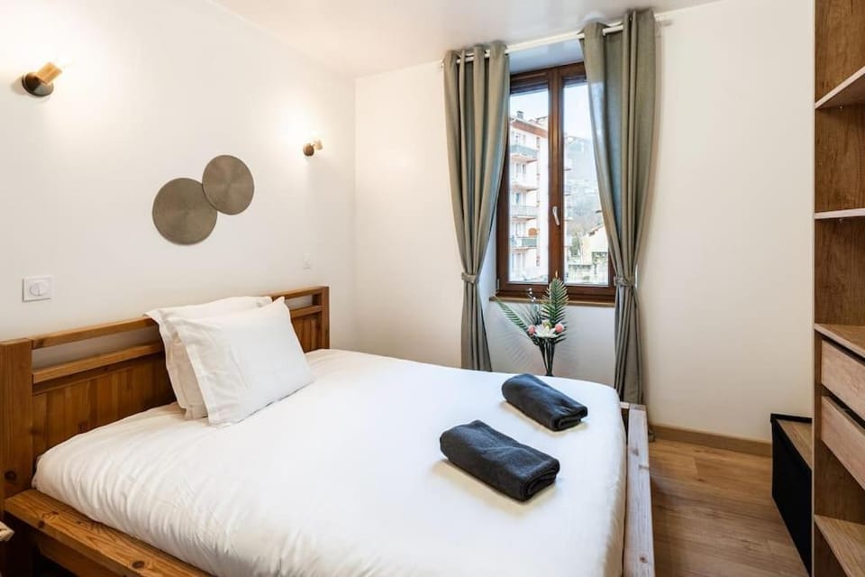 Bed, Photo of the whole room, Bedroom, towels