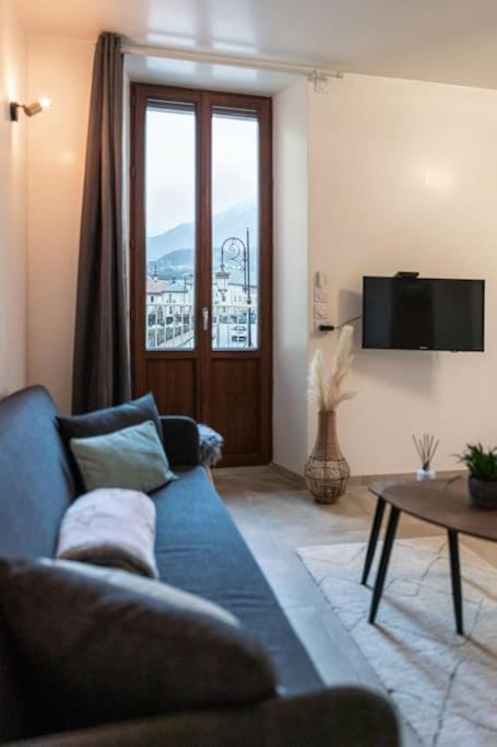 Natural landscape, TV and multimedia, Living room, Mountain view