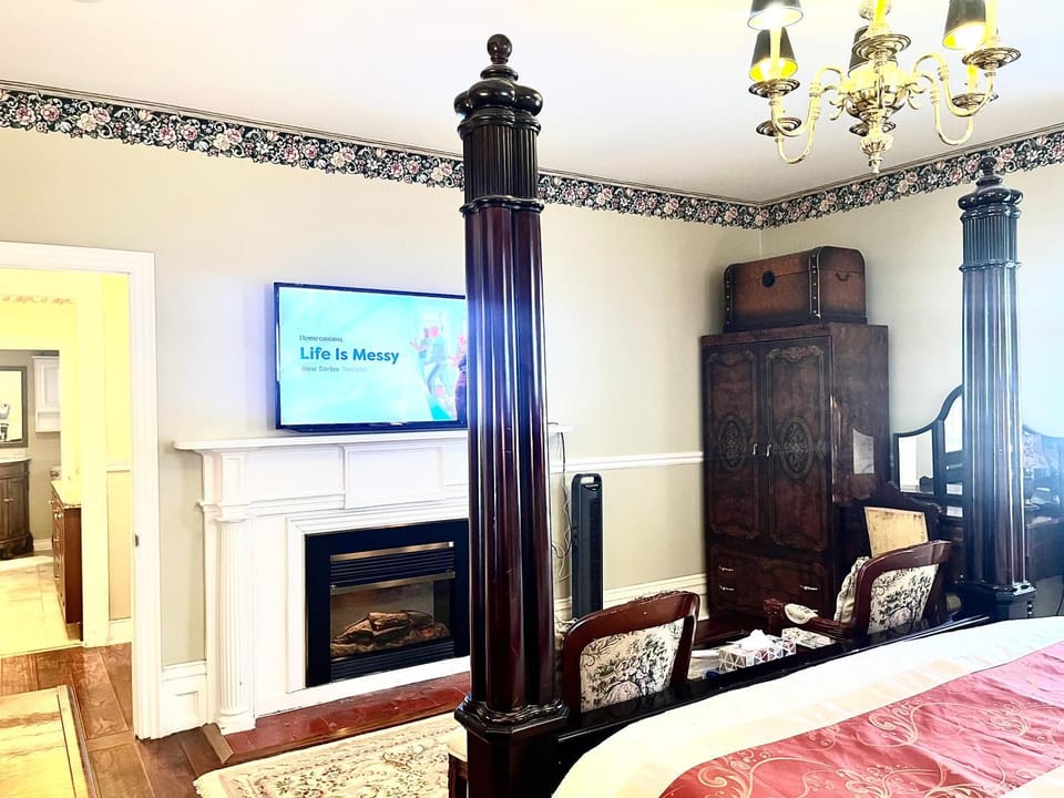 Bed, TV and multimedia, Bedroom