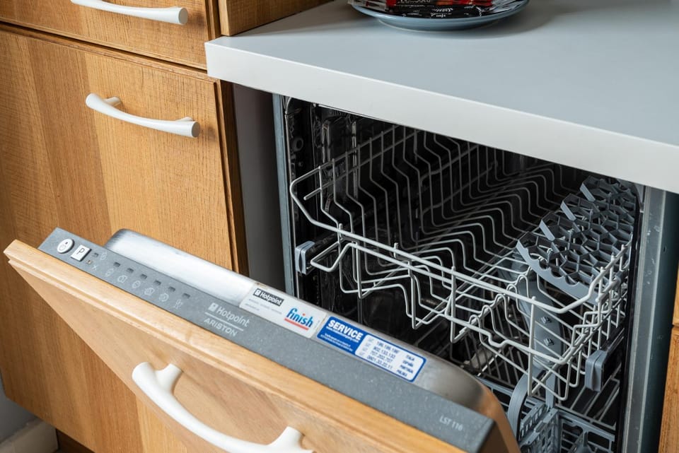 Kitchen or kitchenette, dishwasher, wardrobe