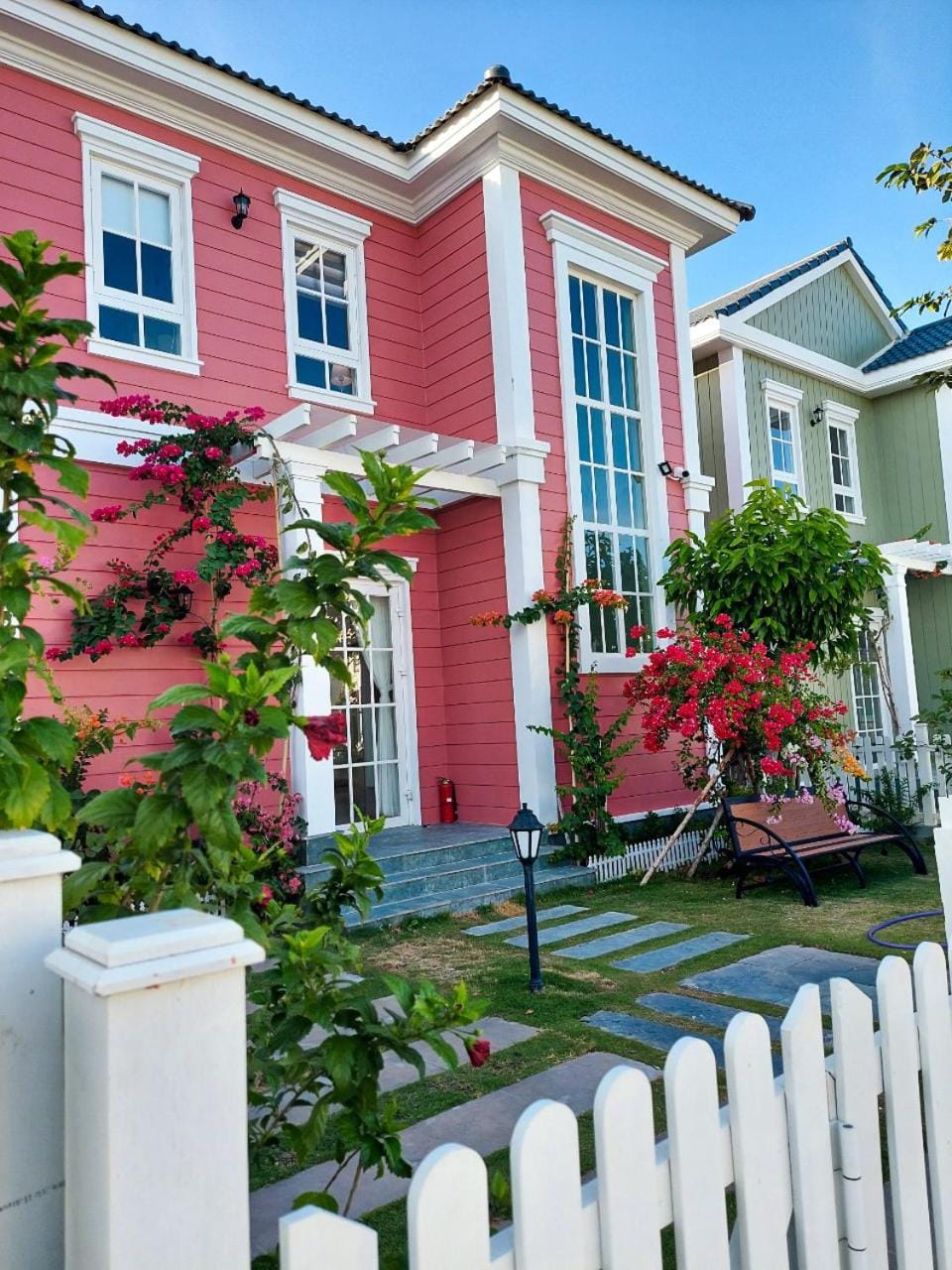 Property building, Spring, Day, Neighbourhood, Garden, Garden view, Street view