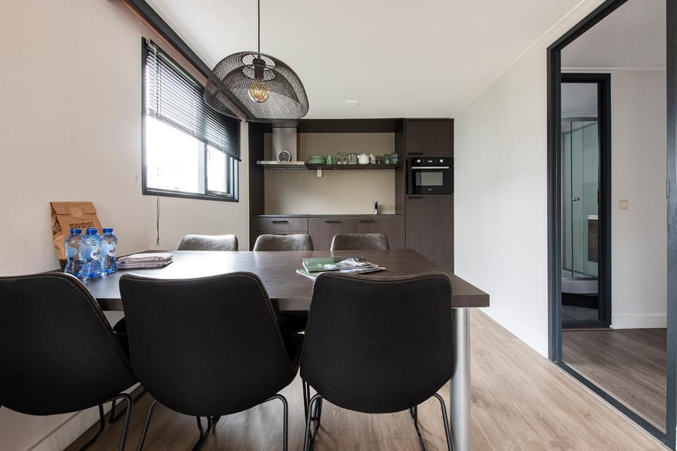 Kitchen or kitchenette, Seating area, Dining area