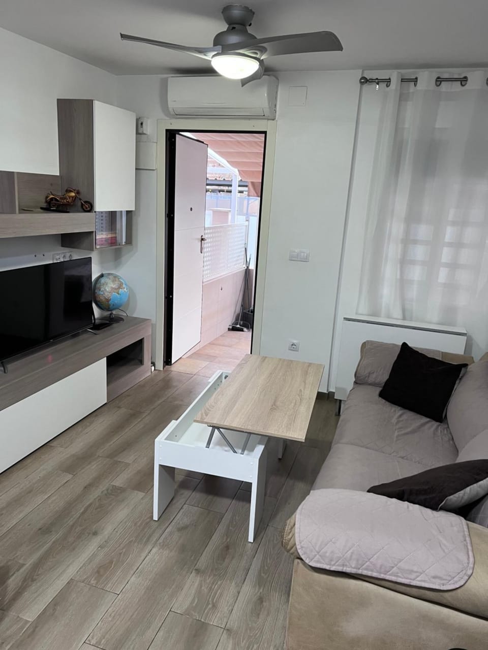 TV and multimedia, Living room, Seating area, Dining area
