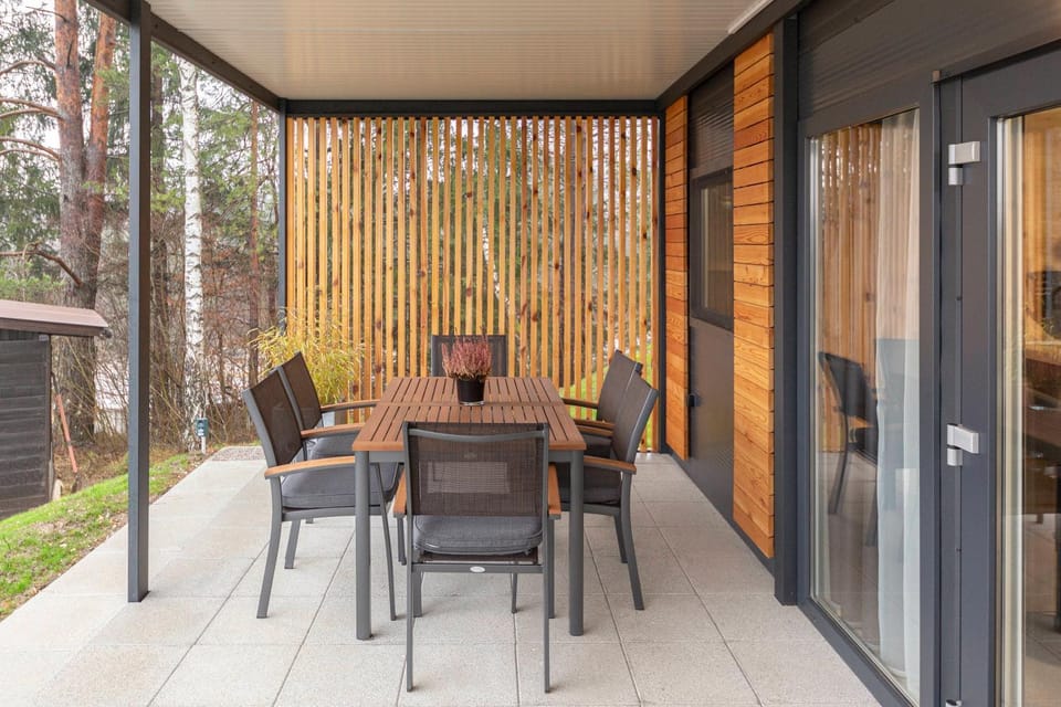Property building, Patio, Day, Balcony/Terrace, Dining area