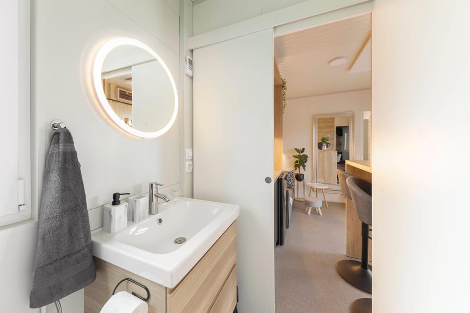 Shower, Toilet, Bathroom, Photo of the whole room, towels, towels