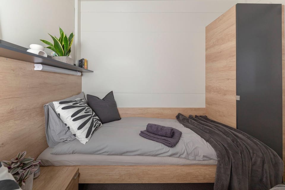 Bed, Bedroom, towels