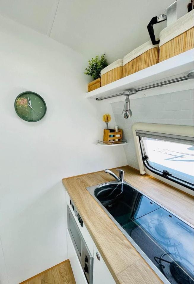 Kitchen or kitchenette, minibar, stove